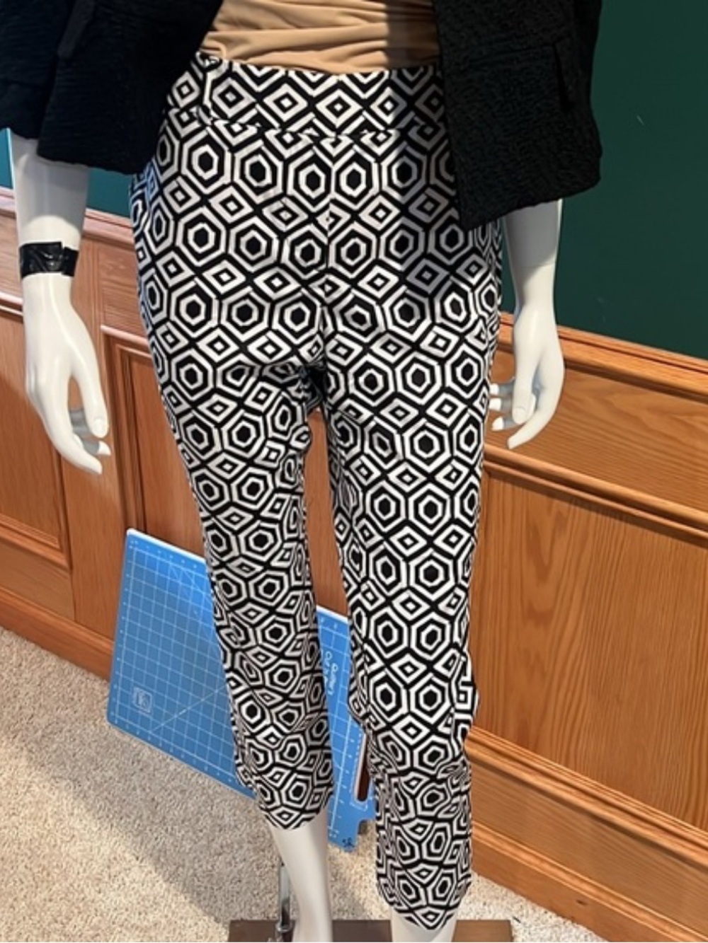 Ann Taylor Factory Geometric Black & White Cropped Signature Cotton Pants sz 14 - Picture 2 of 7
